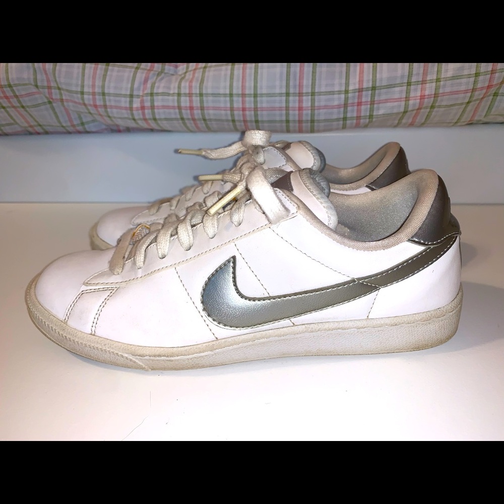 Women’s white Nike shoes Size 8
